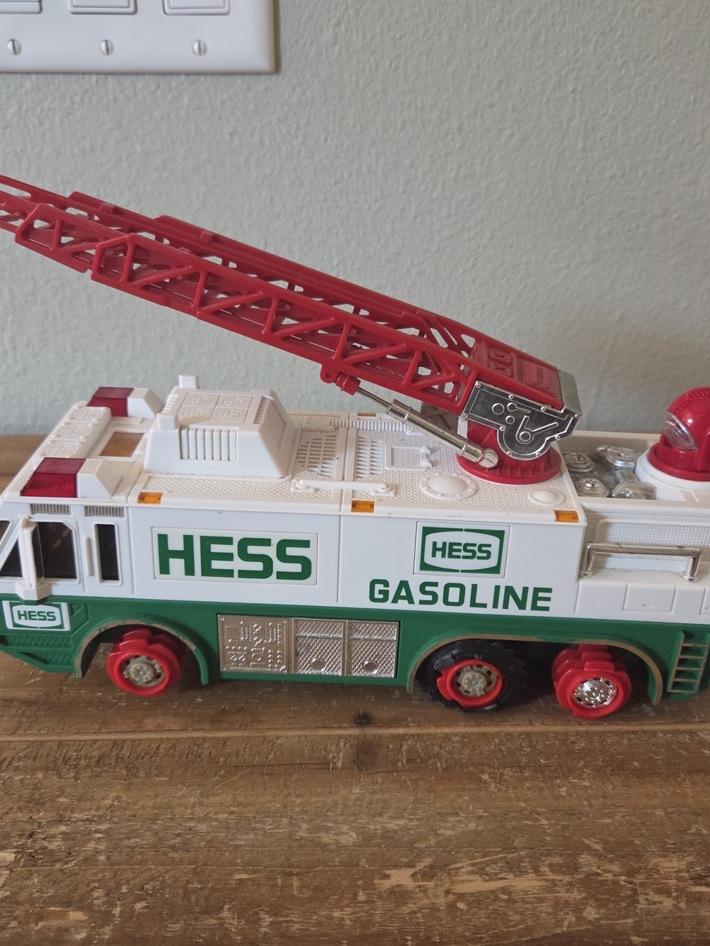Hess Gas & Oil Toy Fire Truck w/ Ladder White/Green/Red 1996